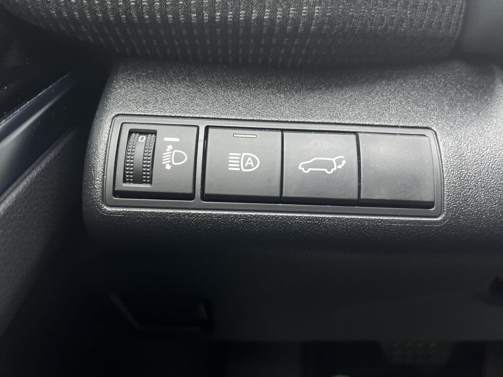 Sølv Toyota BZ4X fra 2023