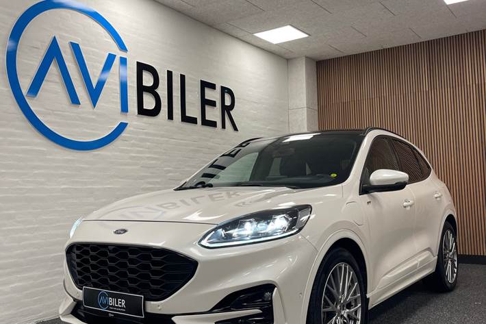 Hvid Ford Kuga fra 2020 set udefra