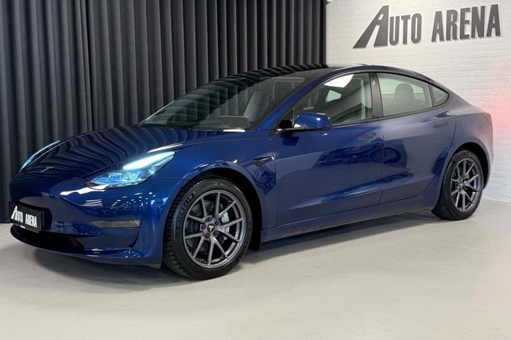 Blå Tesla Model 3 fra 2021 set udefra