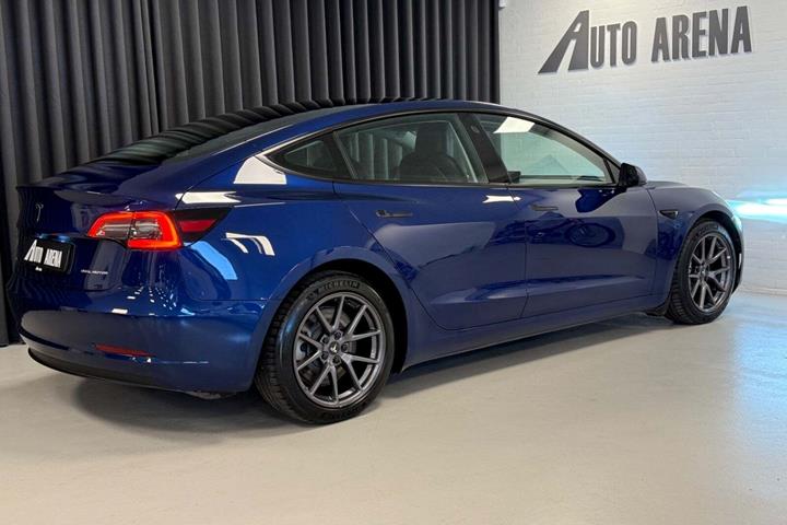 Blå Tesla Model 3 fra 2021