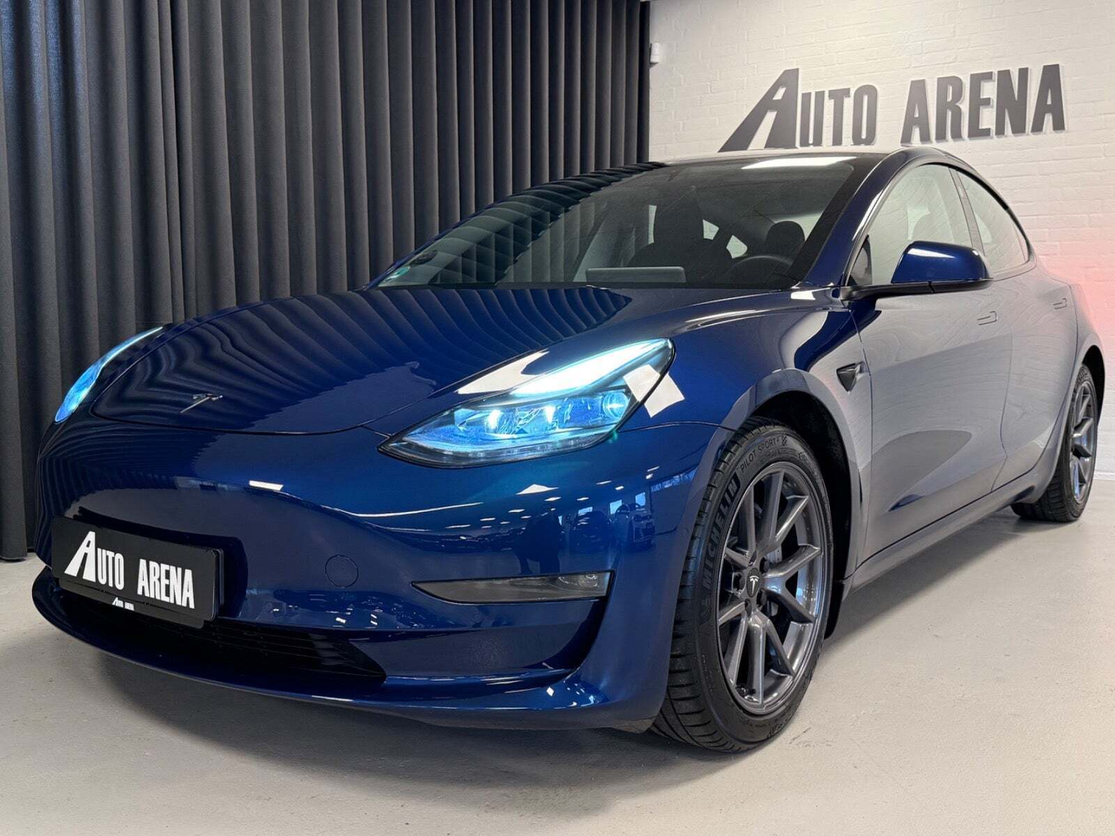 Blå Tesla Model 3 fra 2021