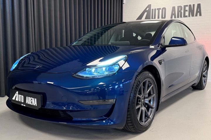 Blå Tesla Model 3 fra 2021