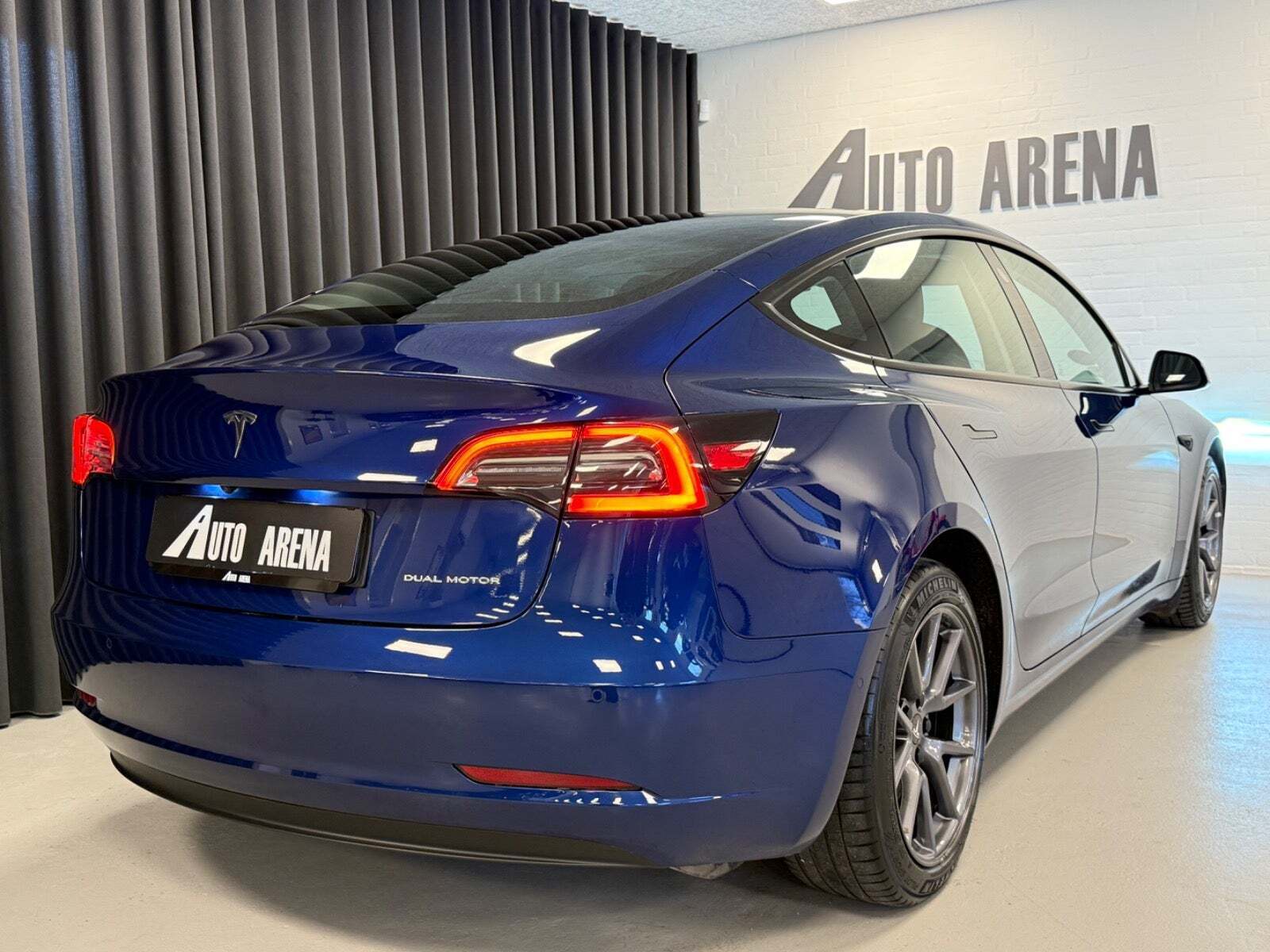 Blå Tesla Model 3 fra 2021