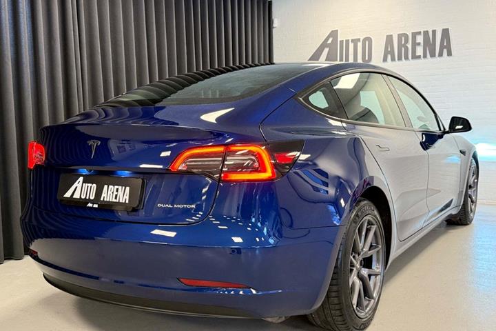 Blå Tesla Model 3 fra 2021