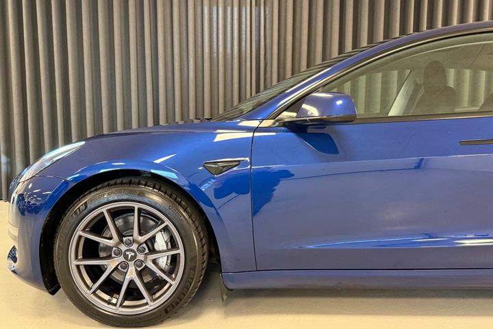 Blå Tesla Model 3 fra 2021