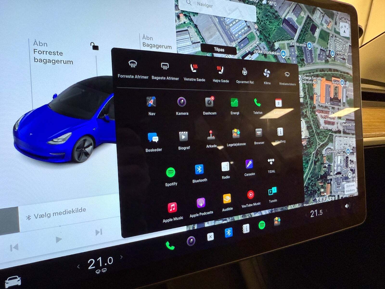 Blå Tesla Model 3 fra 2021