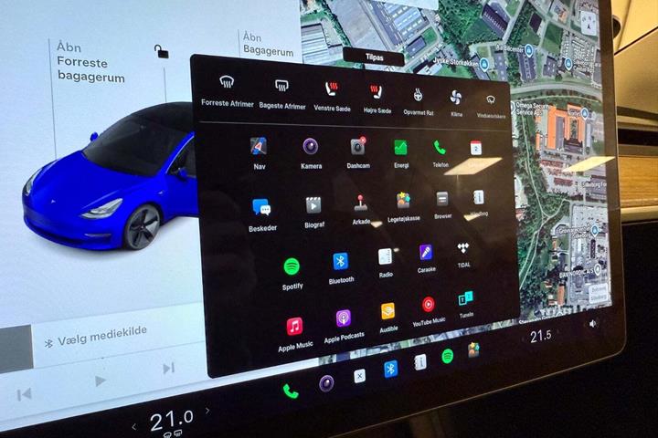 Blå Tesla Model 3 fra 2021