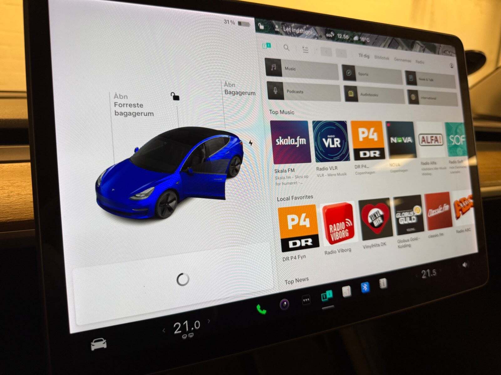 Blå Tesla Model 3 fra 2021