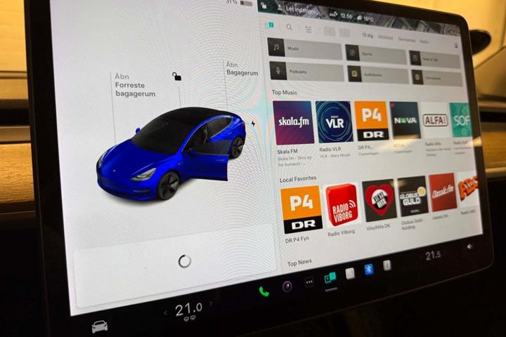 Blå Tesla Model 3 fra 2021