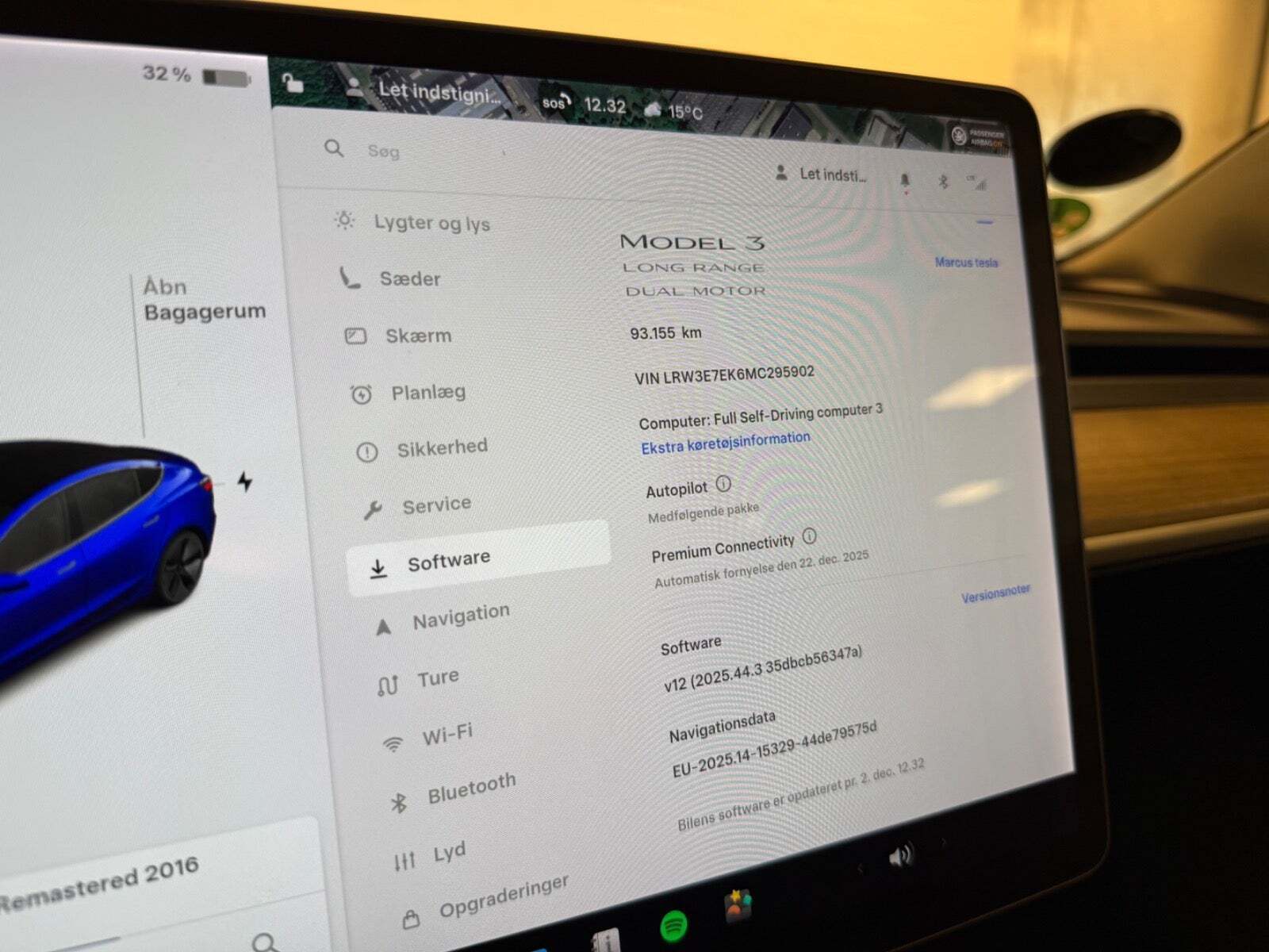 Blå Tesla Model 3 fra 2021