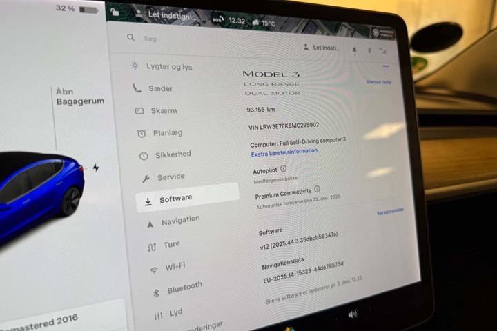 Blå Tesla Model 3 fra 2021