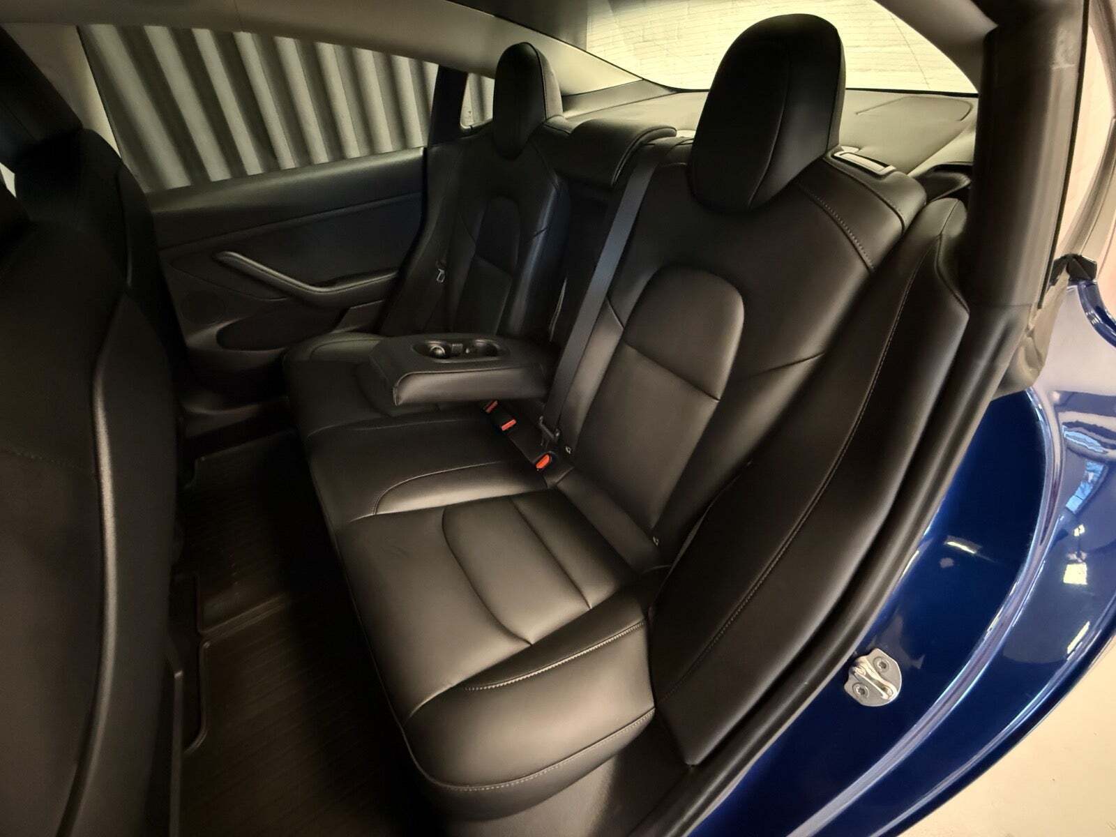 Blå Tesla Model 3 fra 2021