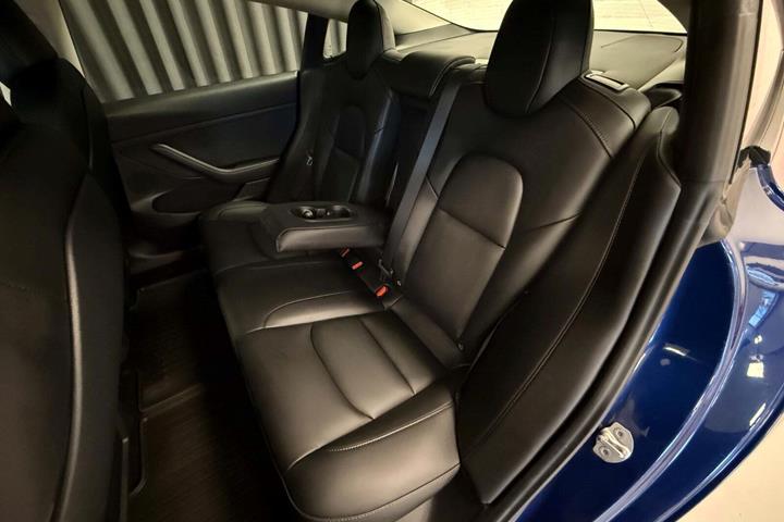 Blå Tesla Model 3 fra 2021