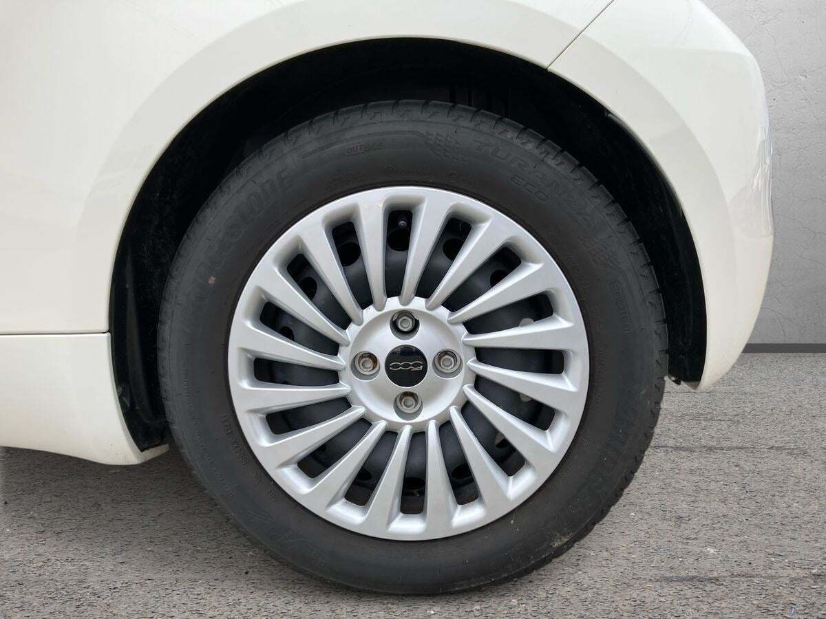 Hvid Fiat 500e fra 2023