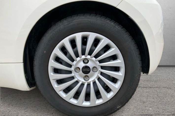 Hvid Fiat 500e fra 2023