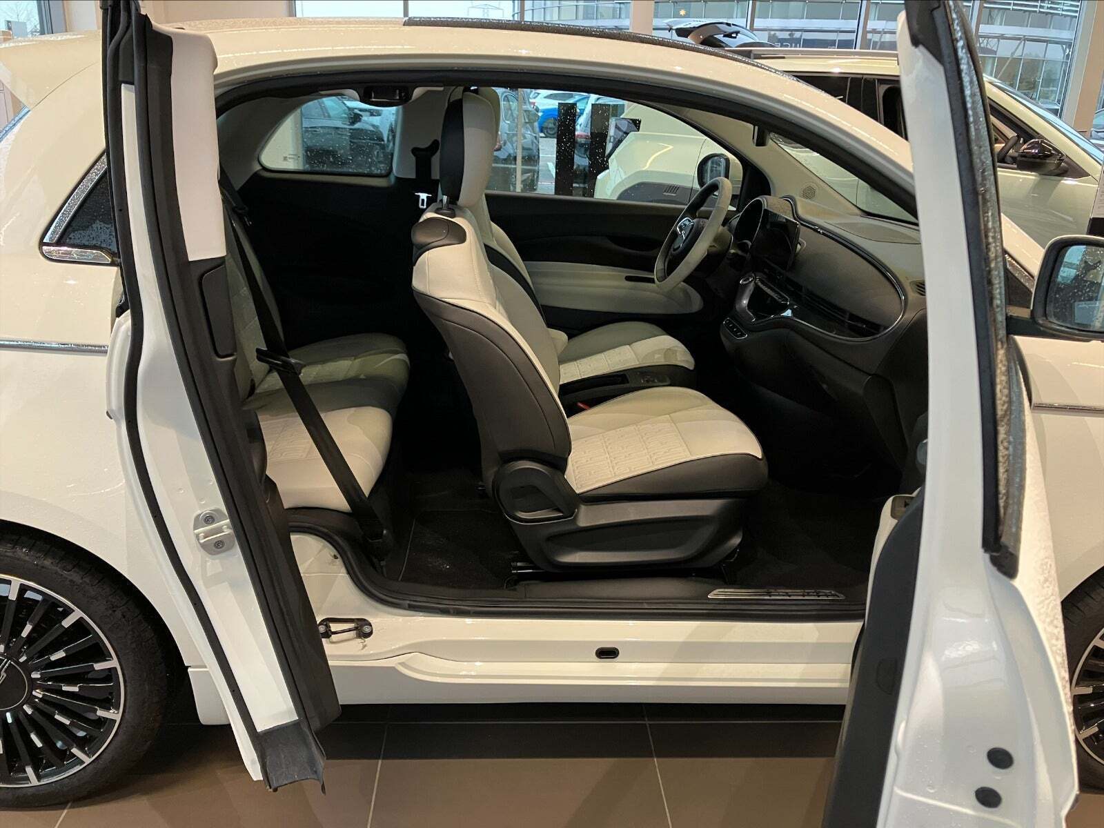 Hvid Fiat 500e fra 2023