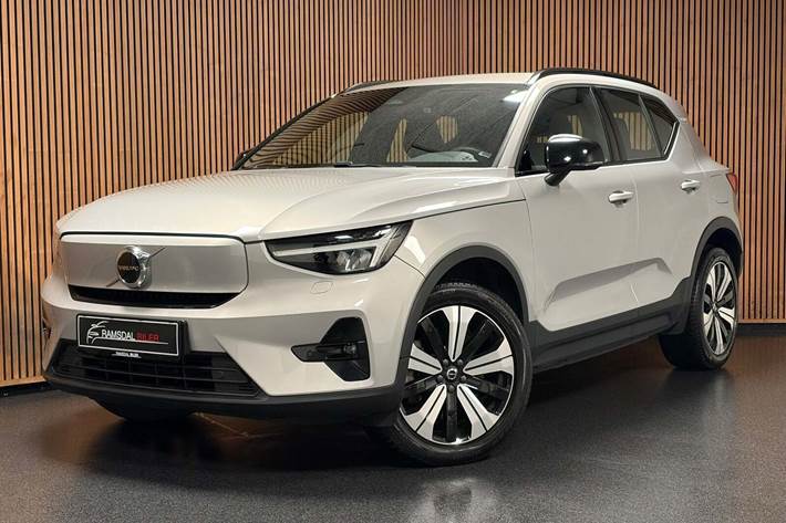 Sølv Volvo XC40 fra 2023 set udefra