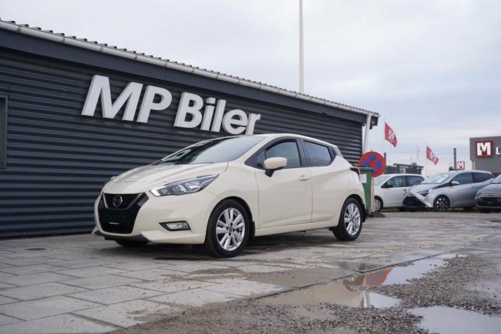 Beige Nissan Micra fra 2020 set udefra