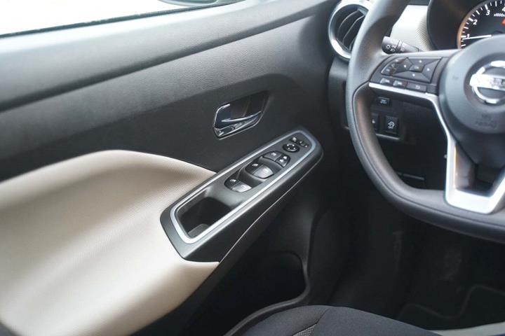 Beige Nissan Micra fra 2020