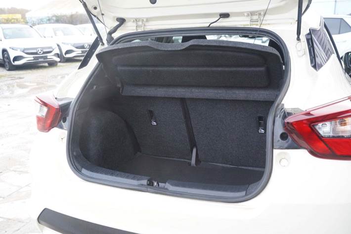 Beige Nissan Micra fra 2020