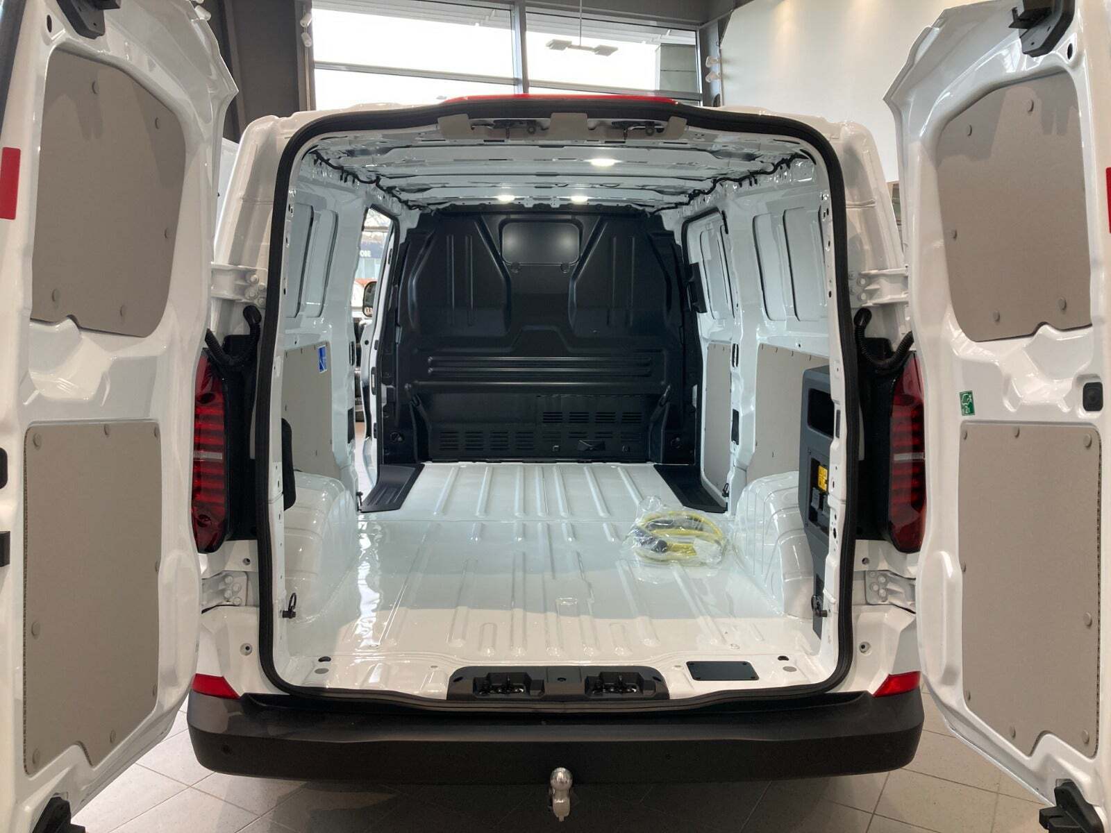 Hvid VW e-Transporter fra 2025