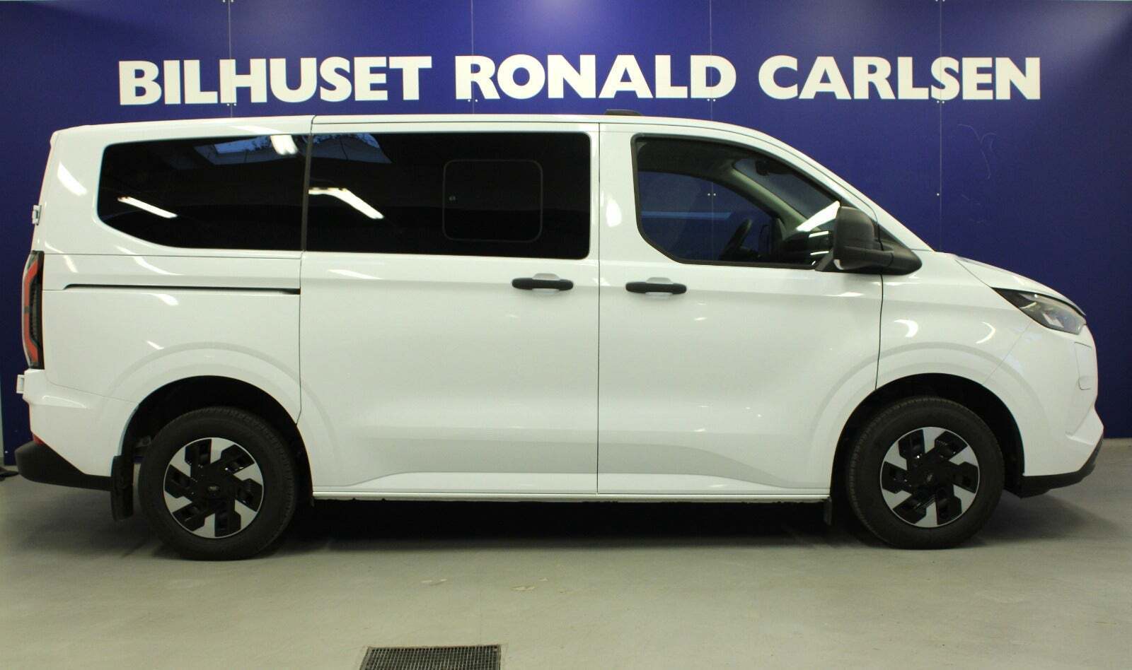 Hvid Ford E-Transit Custom Kombi 340S fra 2025