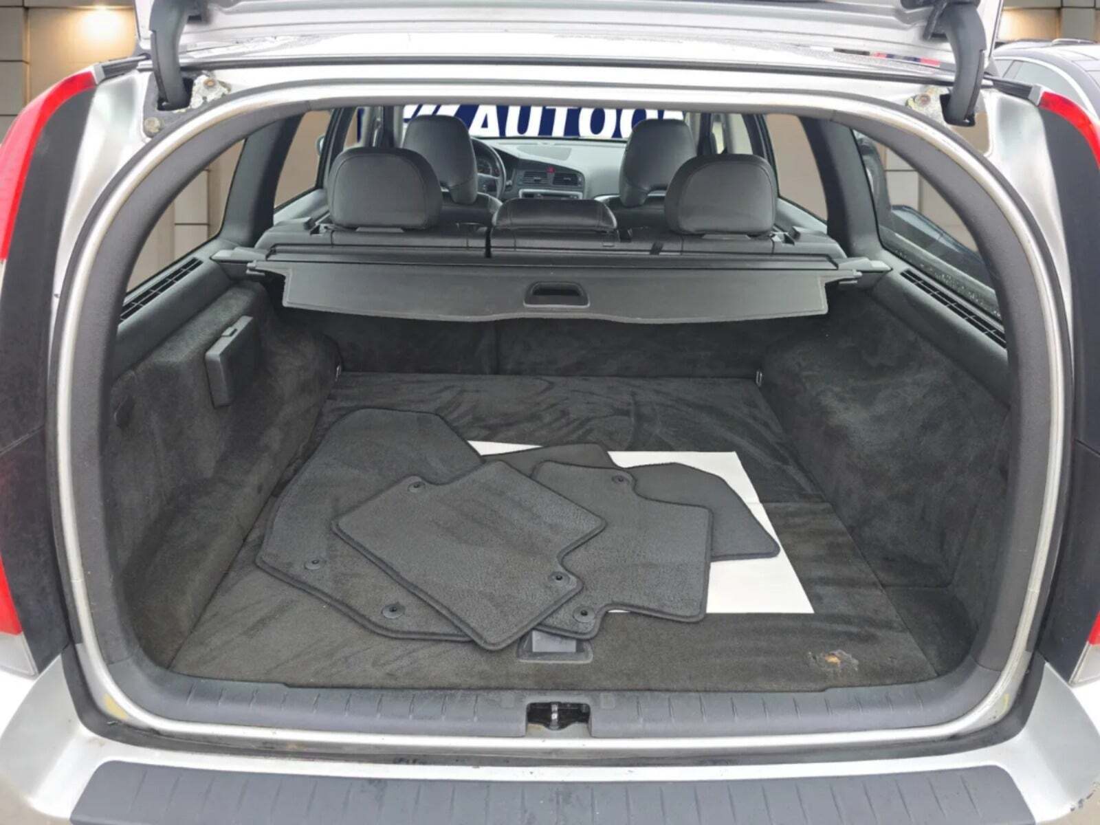 Grå Volvo V70 fra 2007