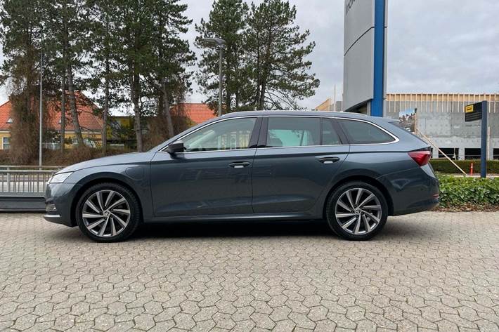 Grå Skoda Octavia fra 2021