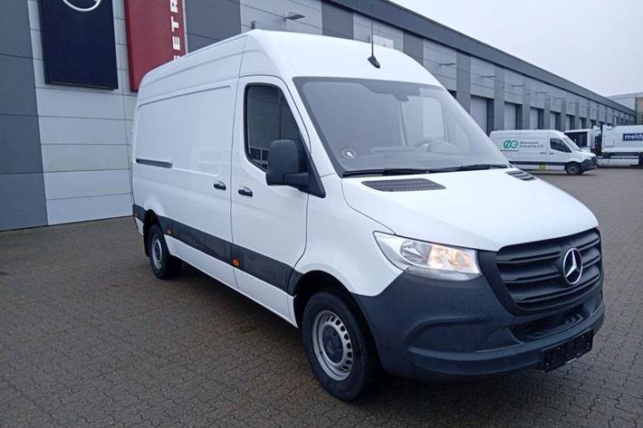 Hvid Mercedes Sprinter 317 fra 2024