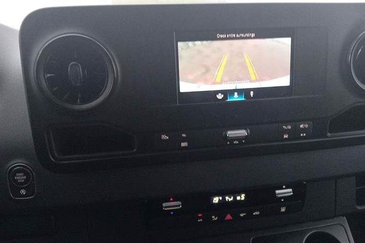 Hvid Mercedes Sprinter 317 fra 2024