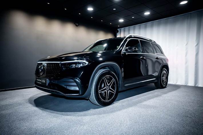 Sort Mercedes EQB250+ fra 2026 set udefra