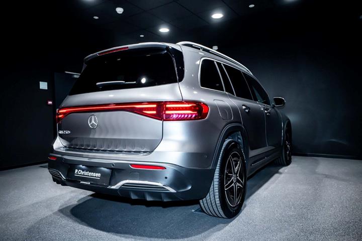 Grå Mercedes EQB250+ fra 2026