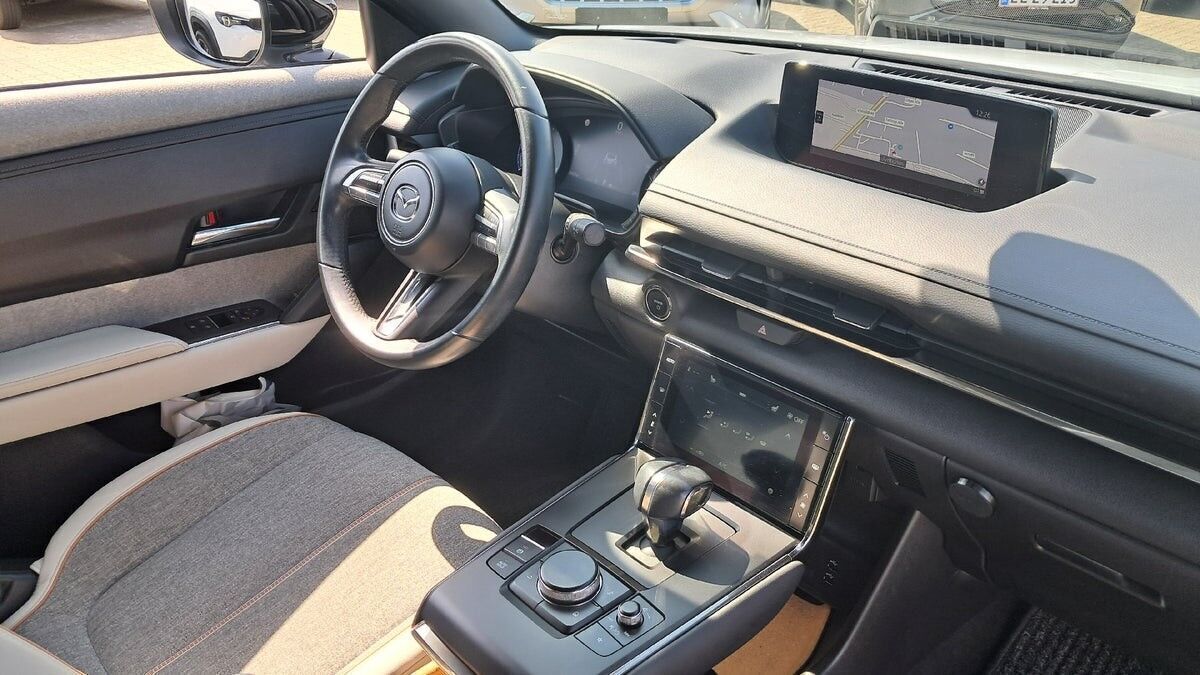 Sølv Mazda MX-30 fra 2020