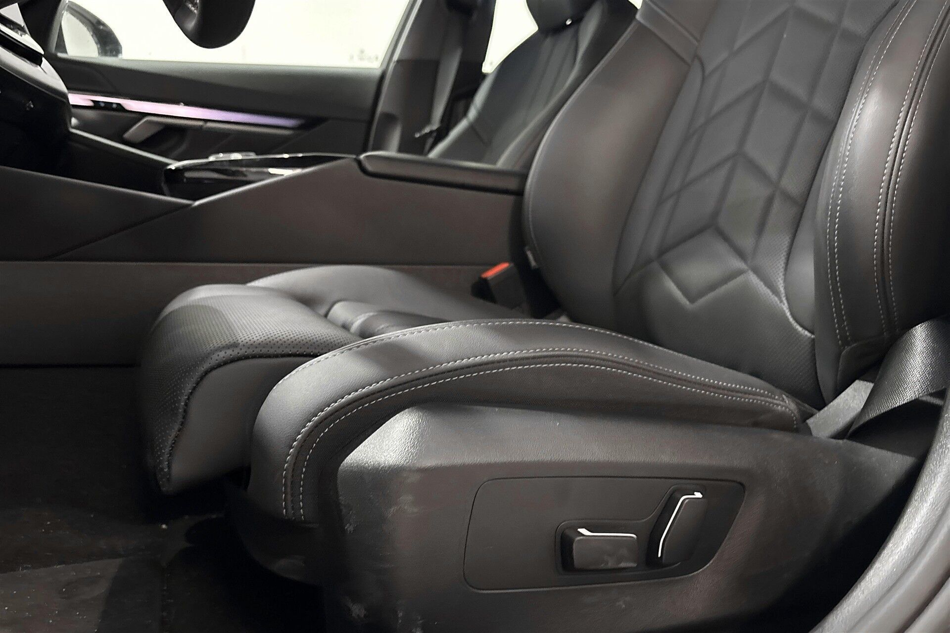 Grå BMW i5 fra 2023