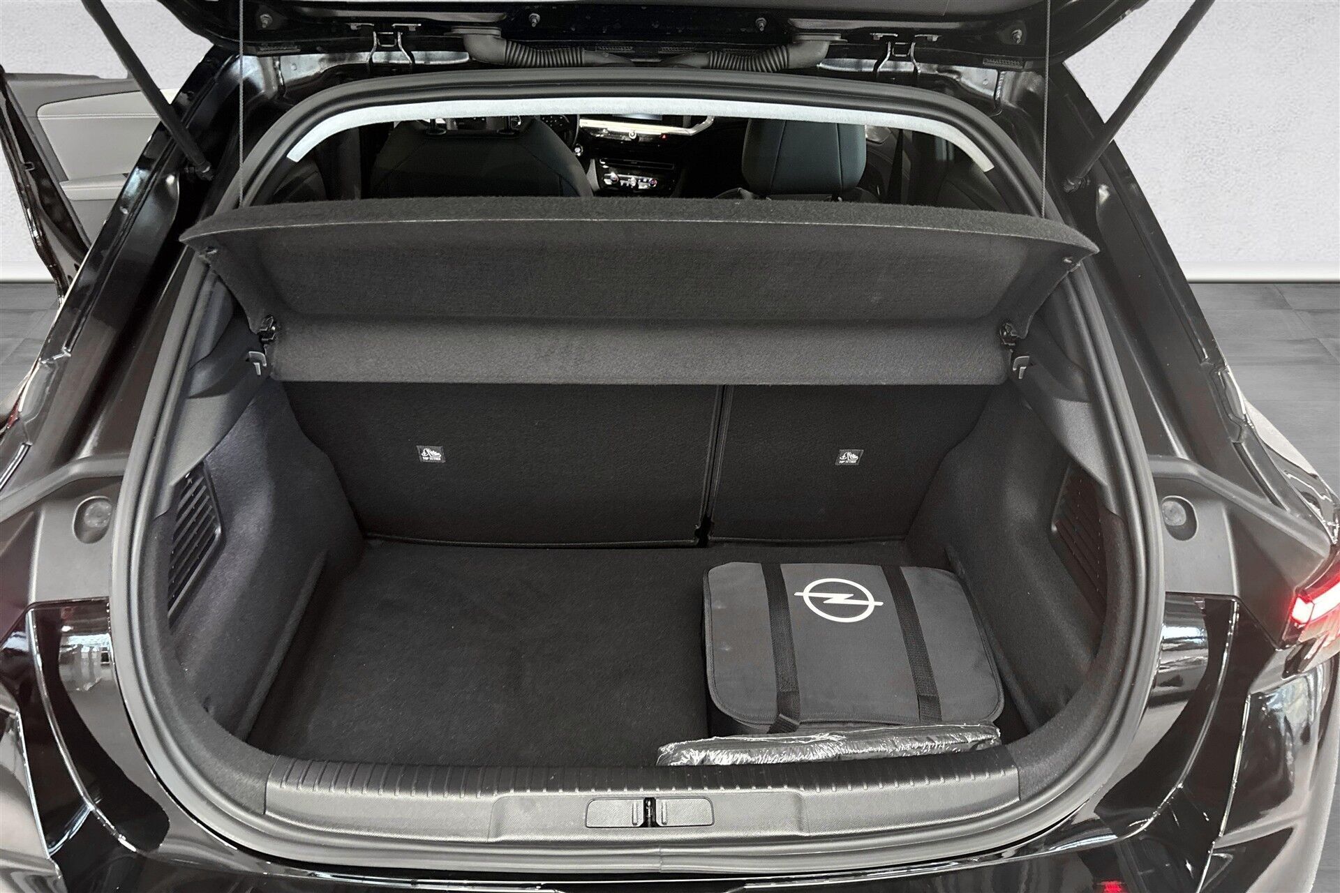 Sort Opel Mokka-e fra 2023