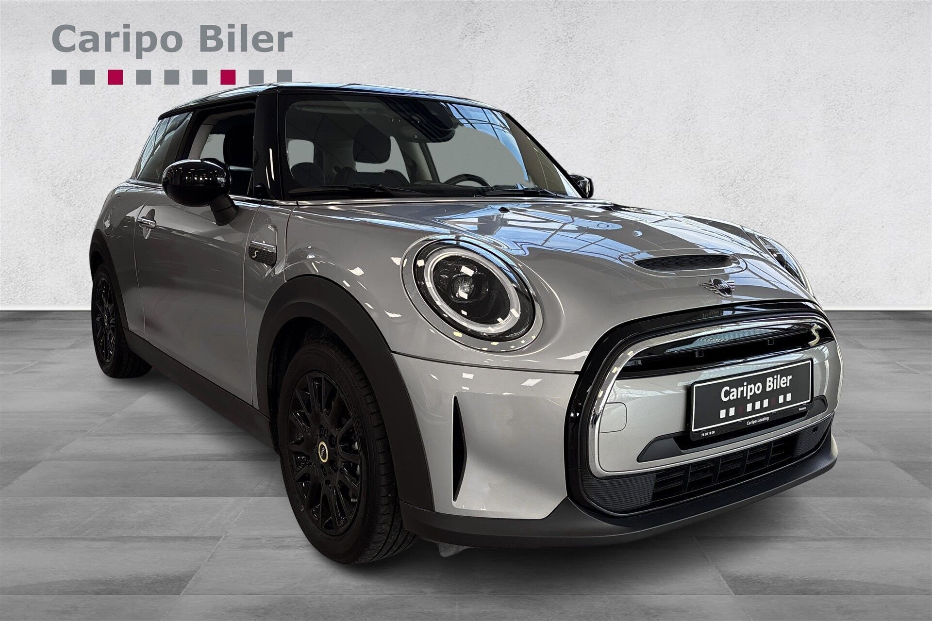 Grå Mini Cooper fra 2023 set udefra