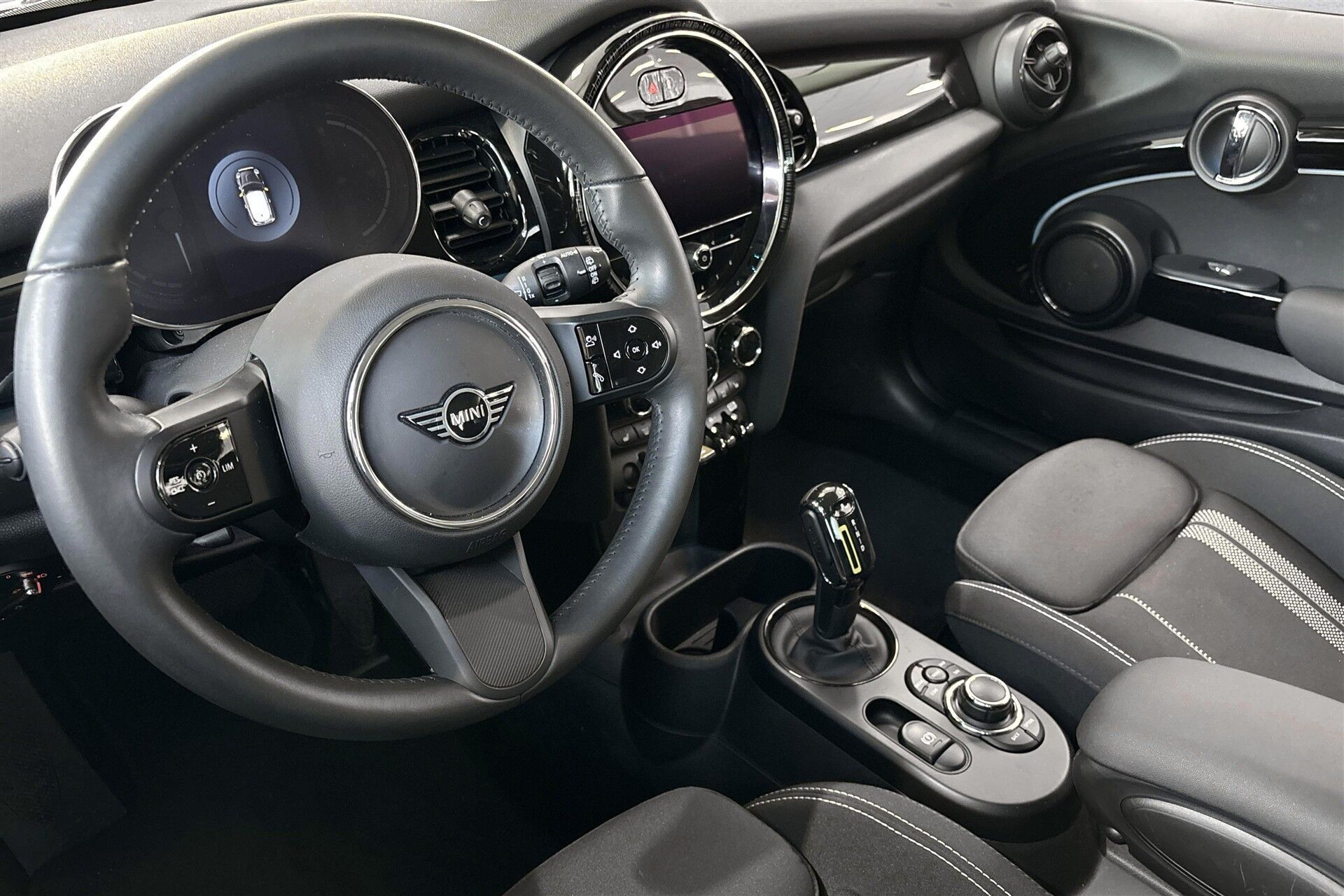 Grå Mini Cooper fra 2023