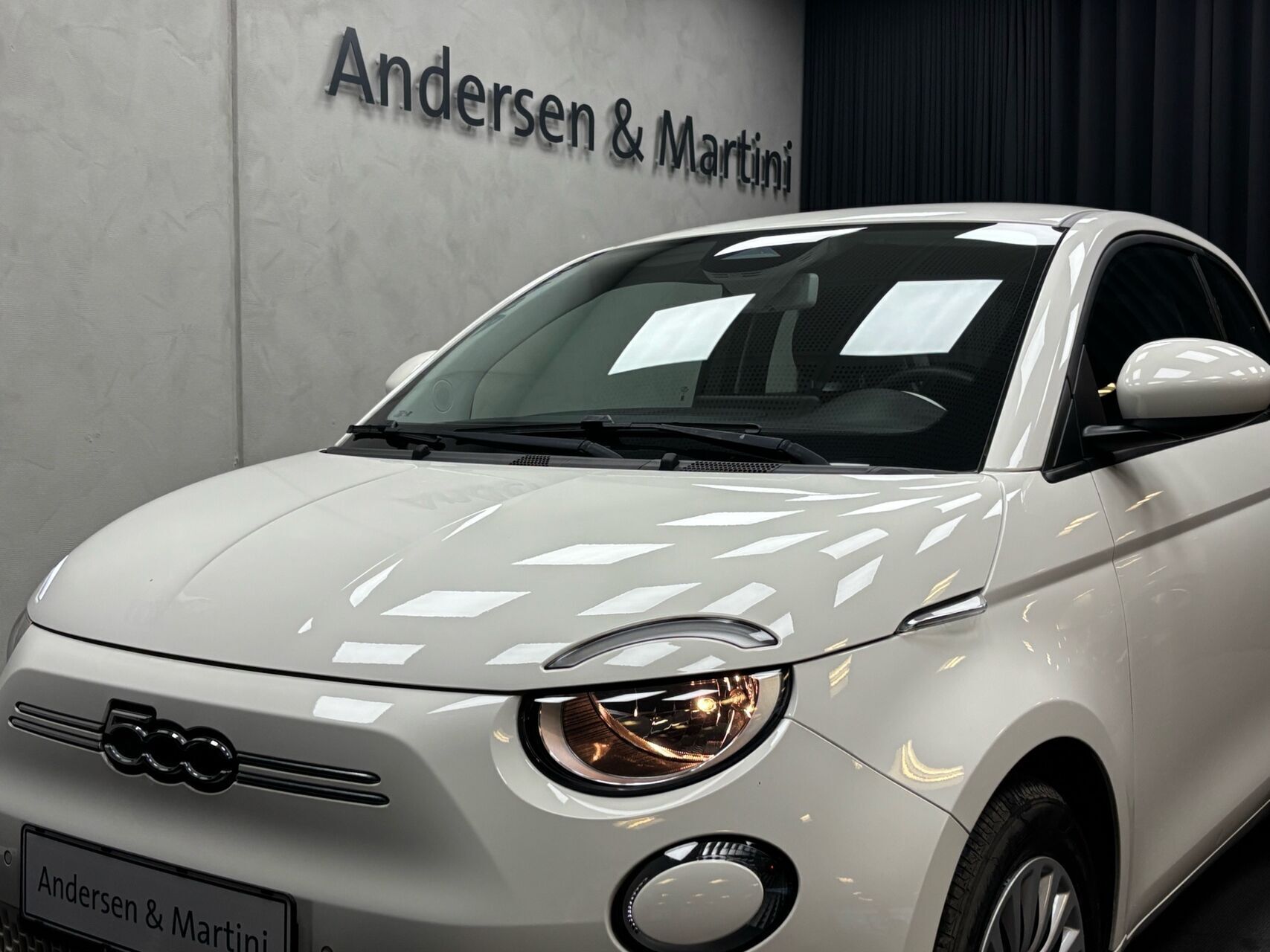 Hvid Fiat 500e fra 2023