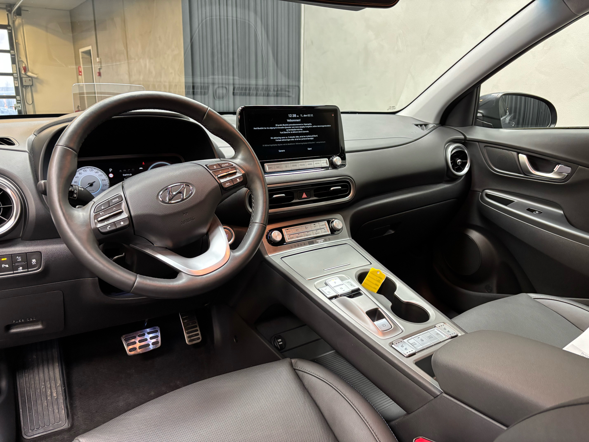 Grå Hyundai Kona fra 2022