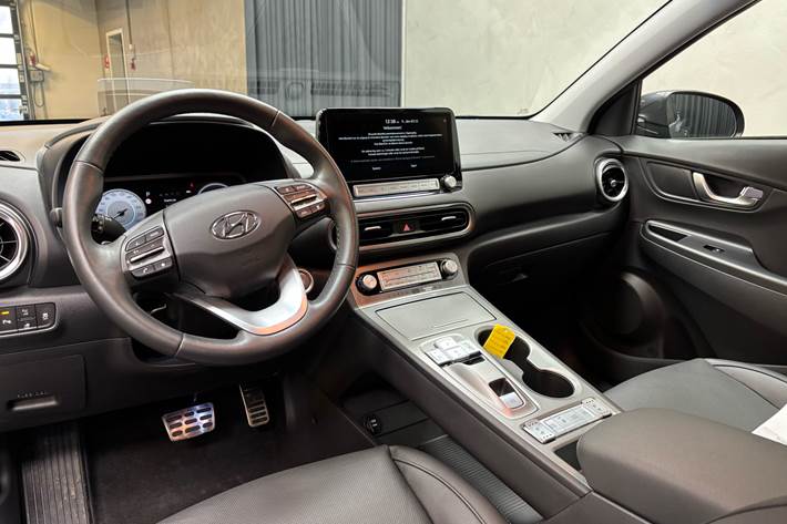 Grå Hyundai Kona fra 2022