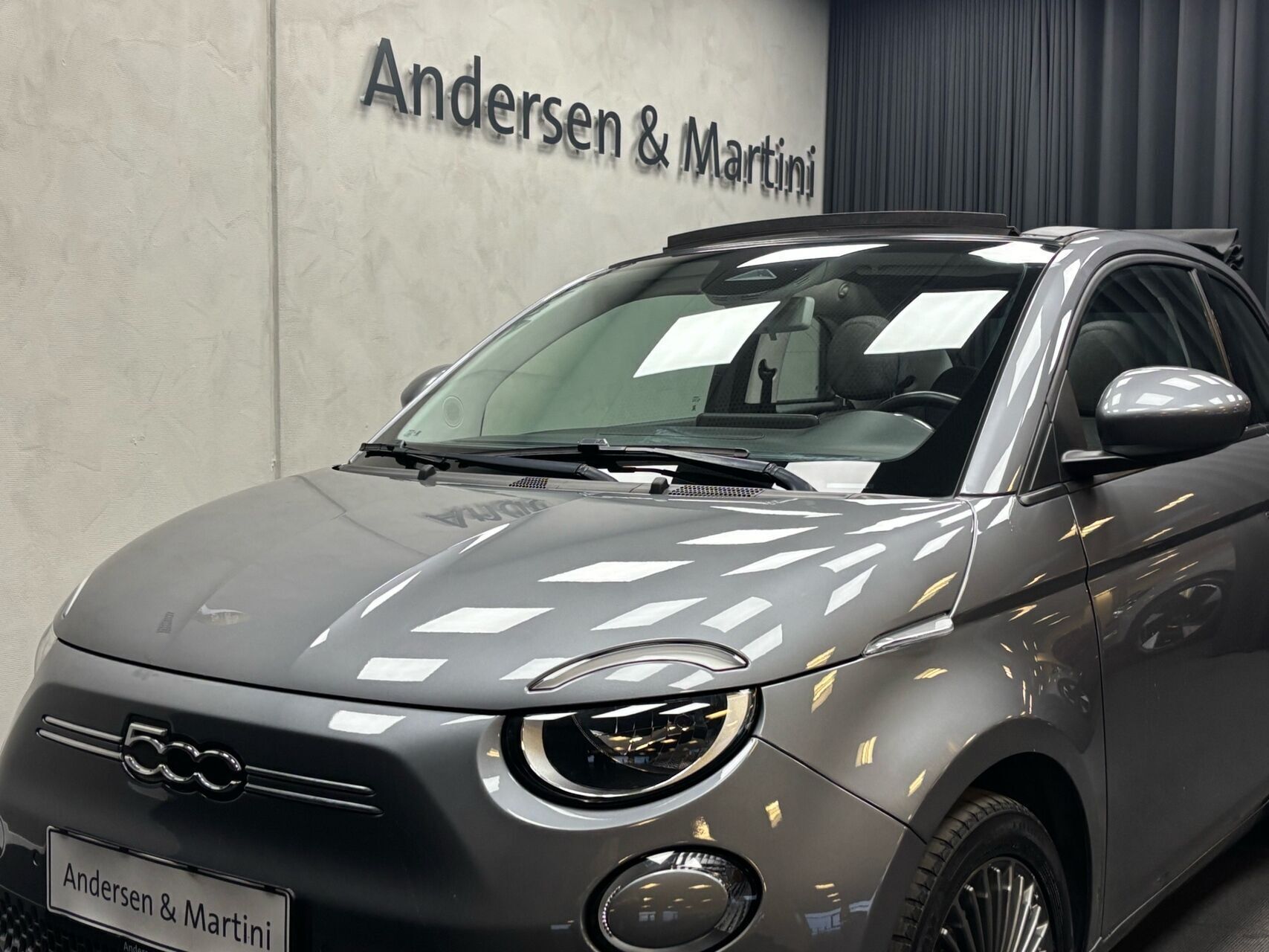 Grå Fiat 500e fra 2021