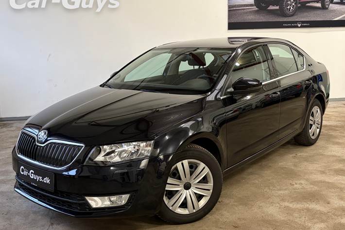 Sort Skoda Octavia fra 2015