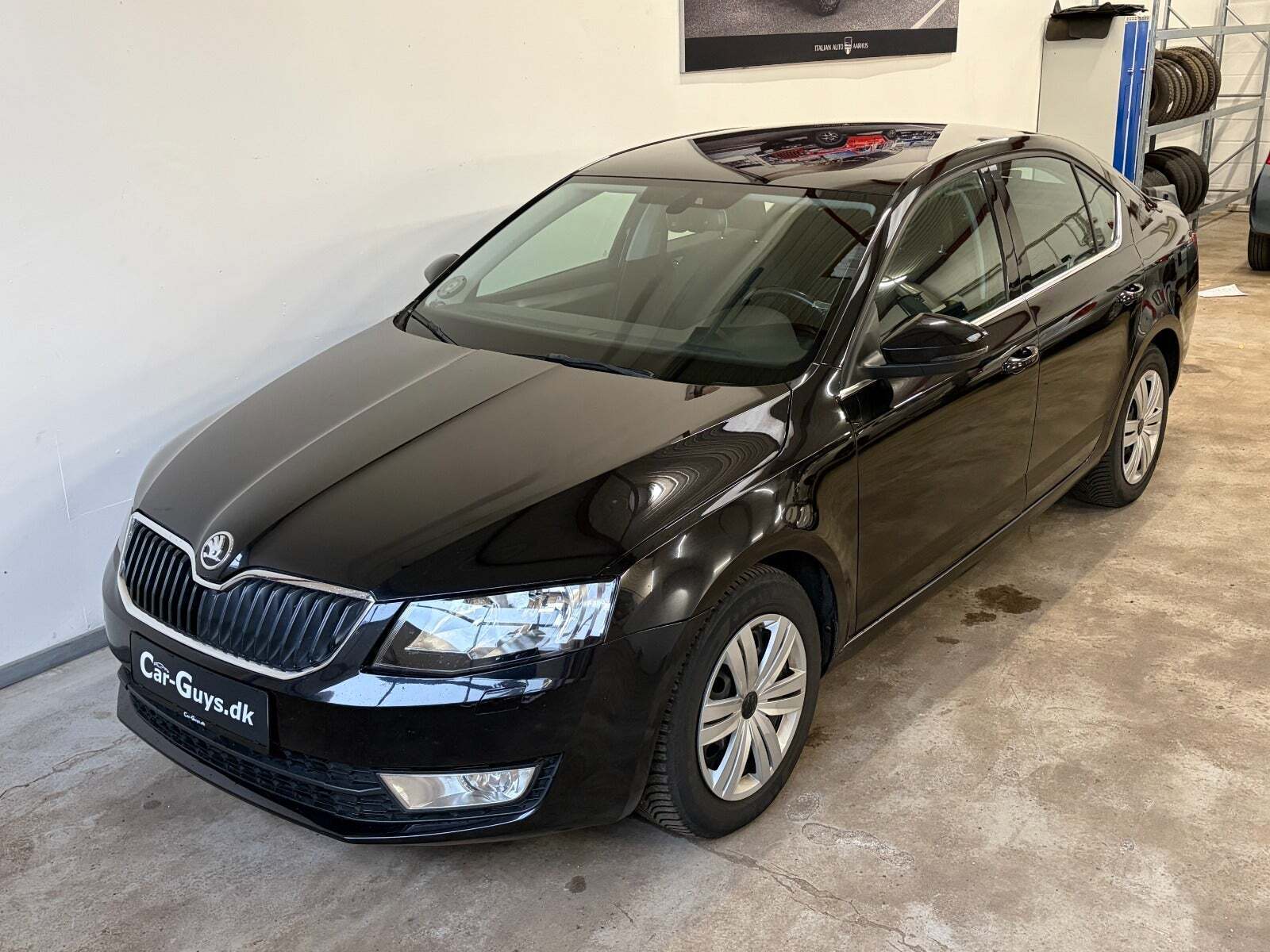 Sort Skoda Octavia fra 2015