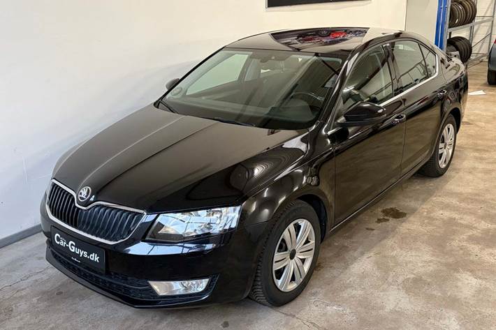 Sort Skoda Octavia fra 2015