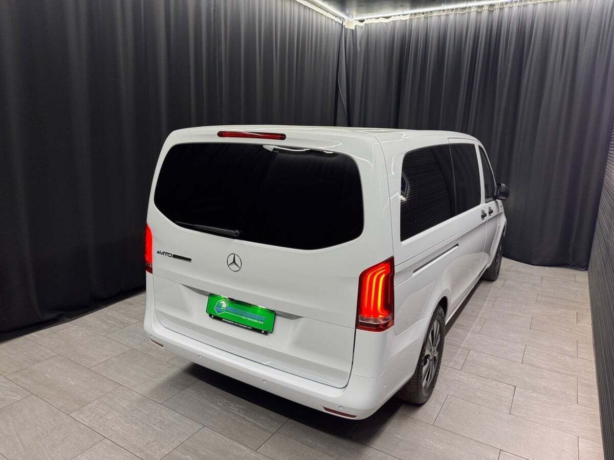 Hvid Mercedes eVito 129 fra 2024 set udefra