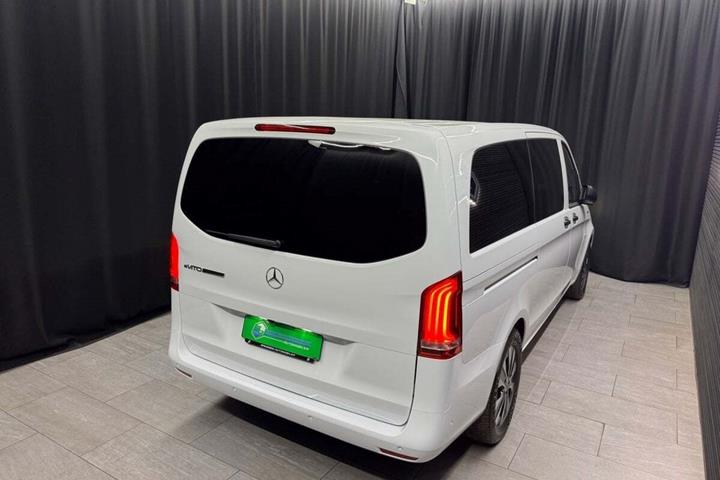 Hvid Mercedes eVito 129 fra 2024 set udefra