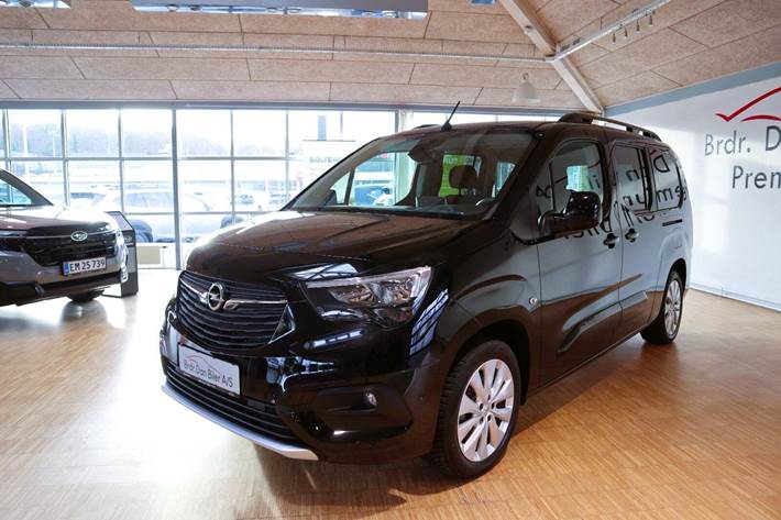 Sort Opel Combo-e Life fra 2023 set udefra