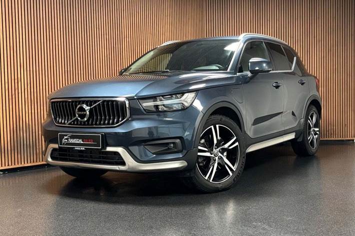 Blå Volvo XC40 fra 2021 set udefra