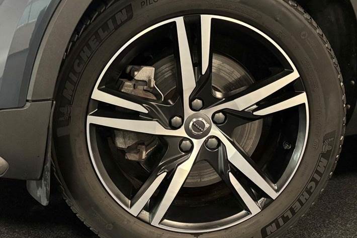 Blå Volvo XC40 fra 2021