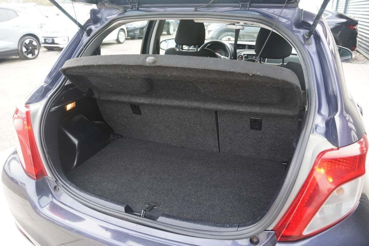 Blå Toyota Yaris fra 2011